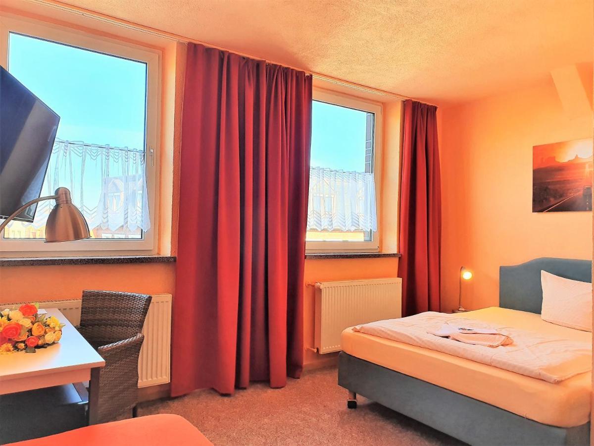 Hotel-Pension Gruene Linde ดีลิทส์ช ภายนอก รูปภาพ