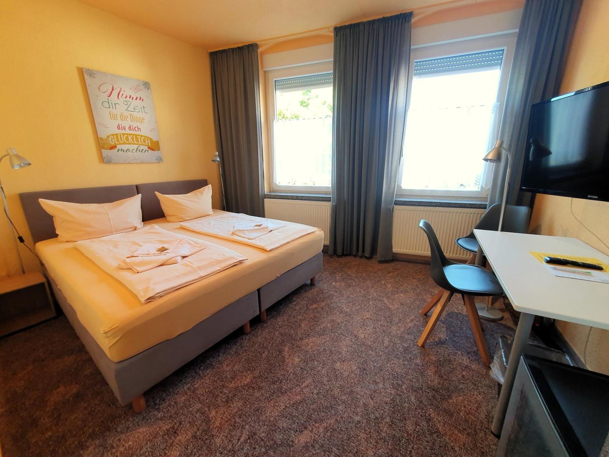 Hotel-Pension Gruene Linde ดีลิทส์ช ภายนอก รูปภาพ