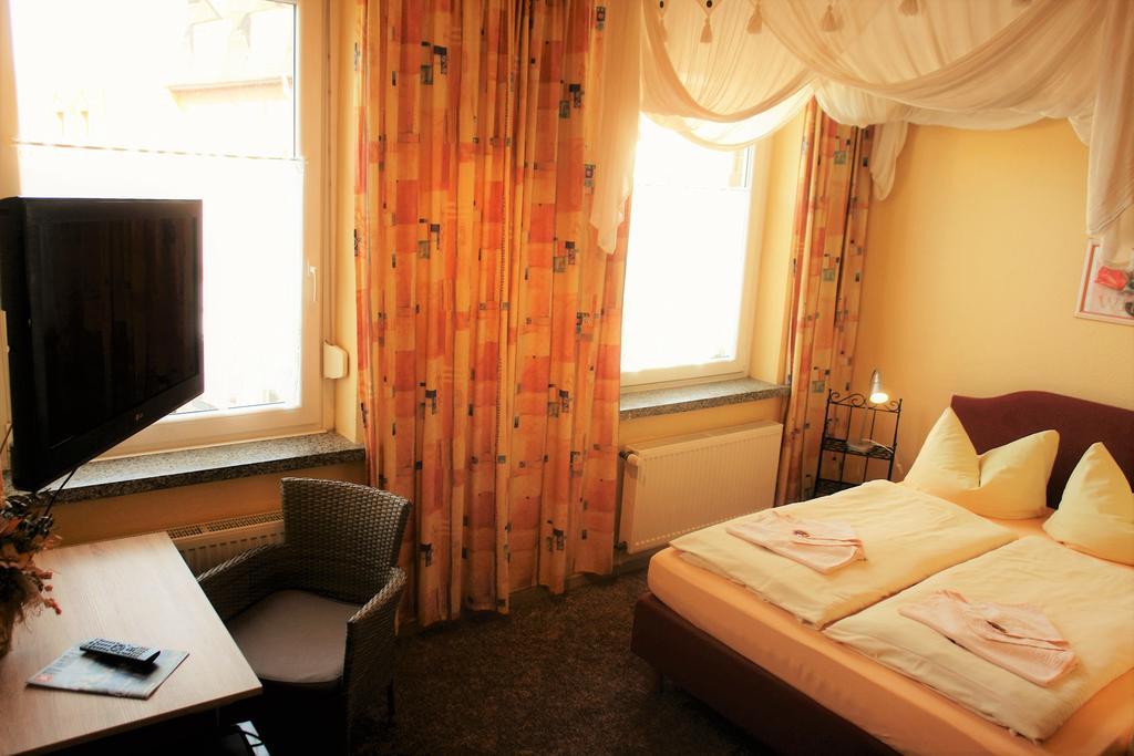 Hotel-Pension Gruene Linde ดีลิทส์ช ห้อง รูปภาพ