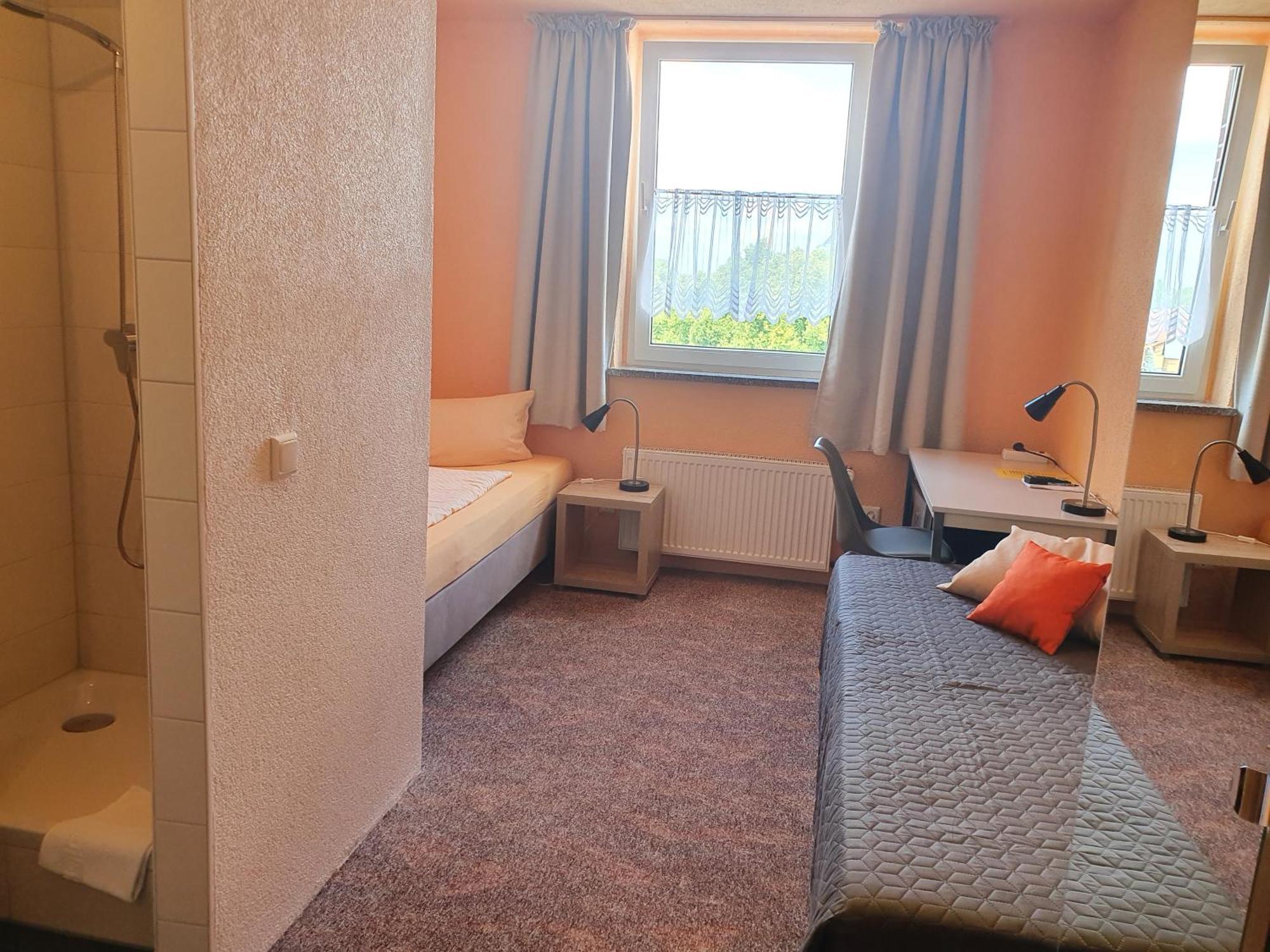 Hotel-Pension Gruene Linde ดีลิทส์ช ห้อง รูปภาพ