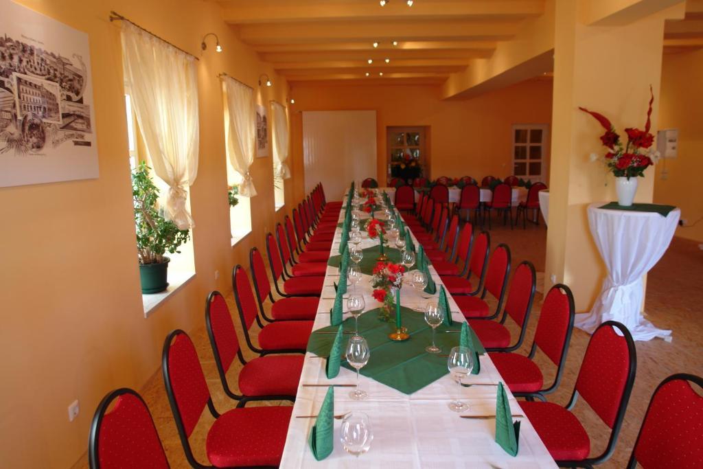 Hotel-Pension Gruene Linde ดีลิทส์ช ภายนอก รูปภาพ