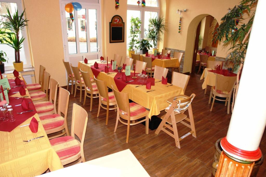 Hotel-Pension Gruene Linde ดีลิทส์ช ภายนอก รูปภาพ